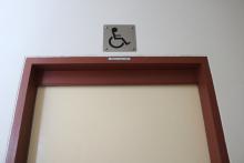 สิ่งอำนวยความสะดวกในอาคารสำหรับผู้พิการหรือทุพพลภาพ และคนชรา อาคารเฉลิมพระเกียรติฯ